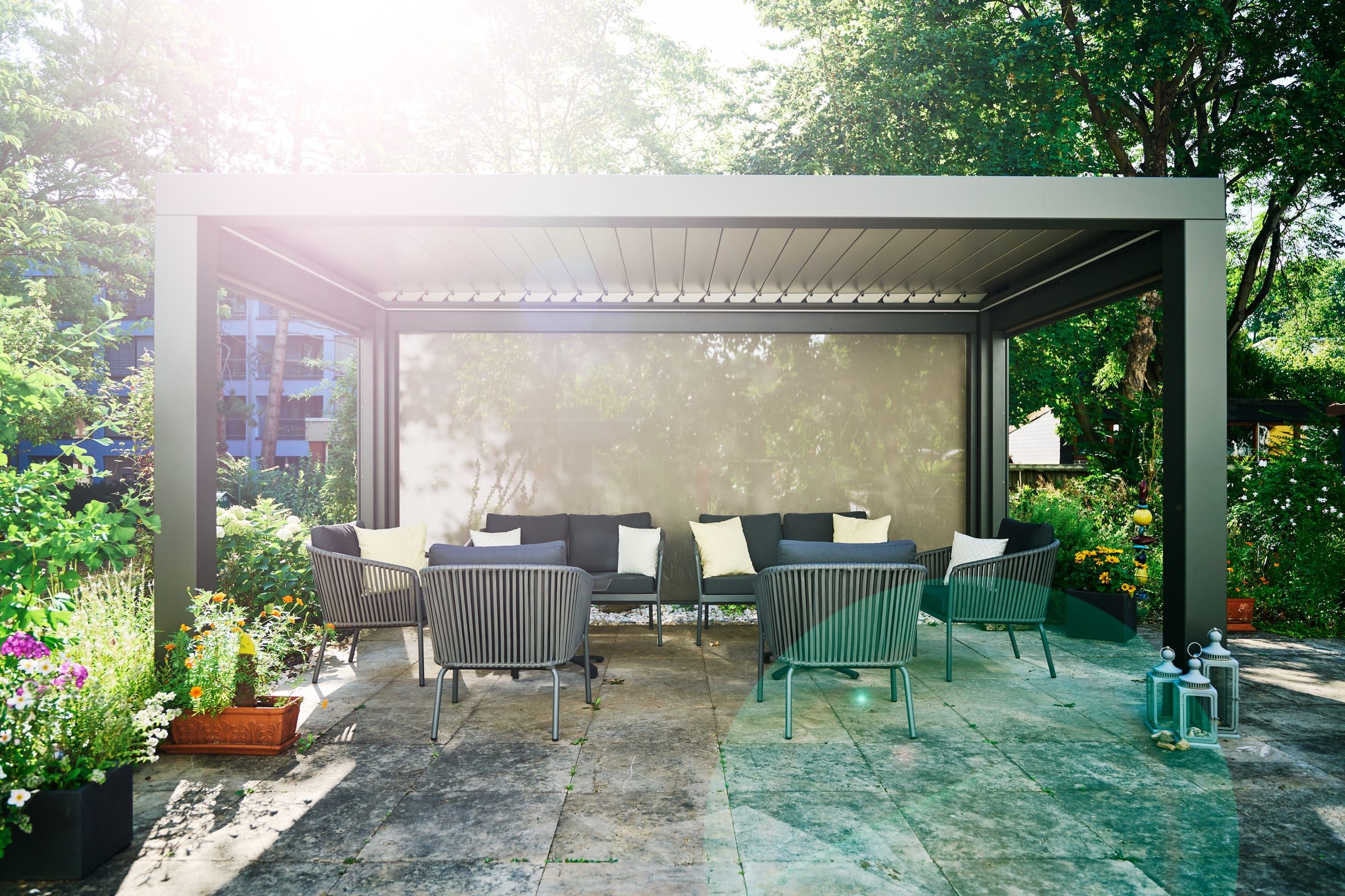 Garten-Pavillon mit Lounge-Möbeln im Garten des stationären Hospizes