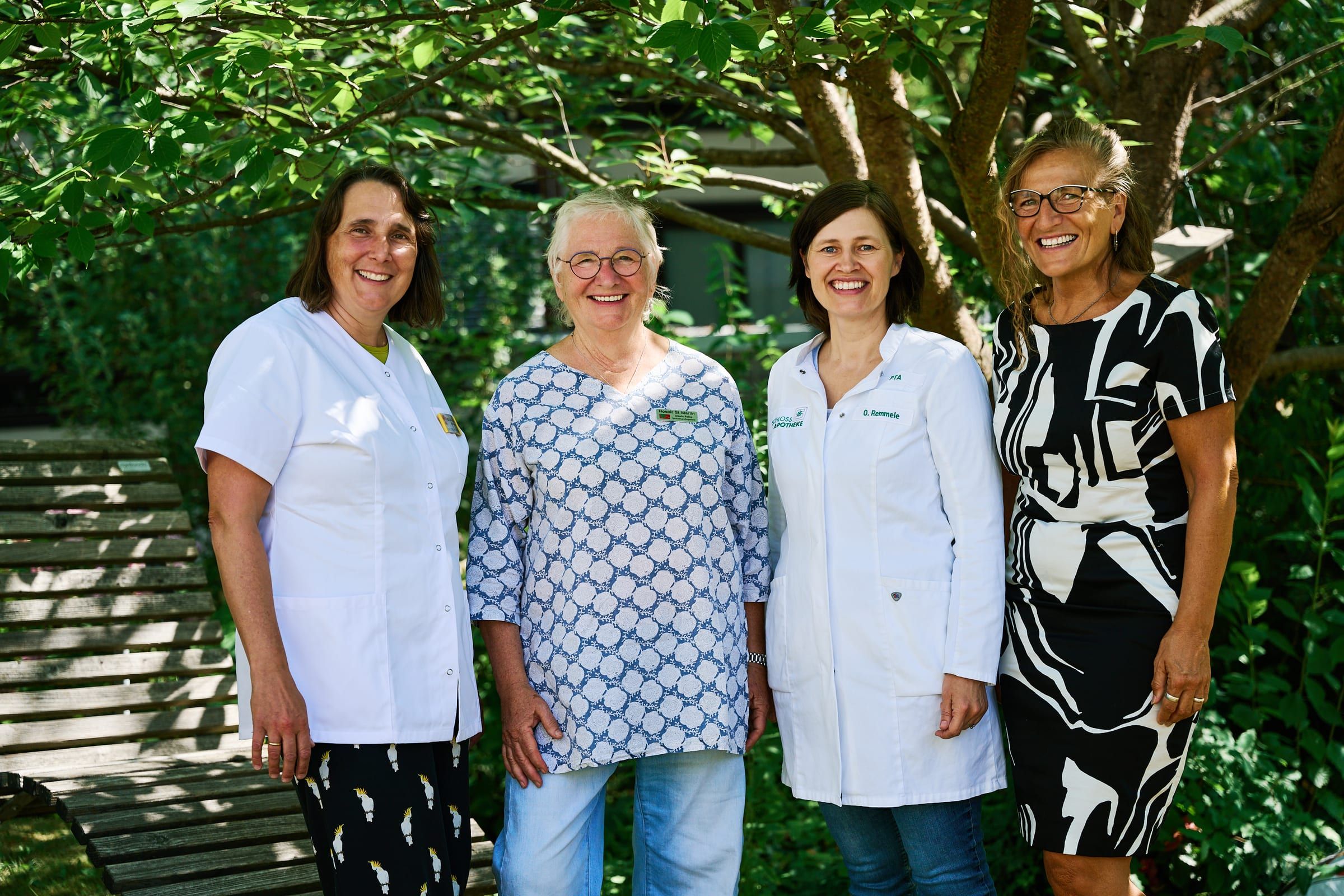 Vier Frauen aus stationärem Hospiz und Schloss-Apotheke im Garten des Hospizes St. Martin