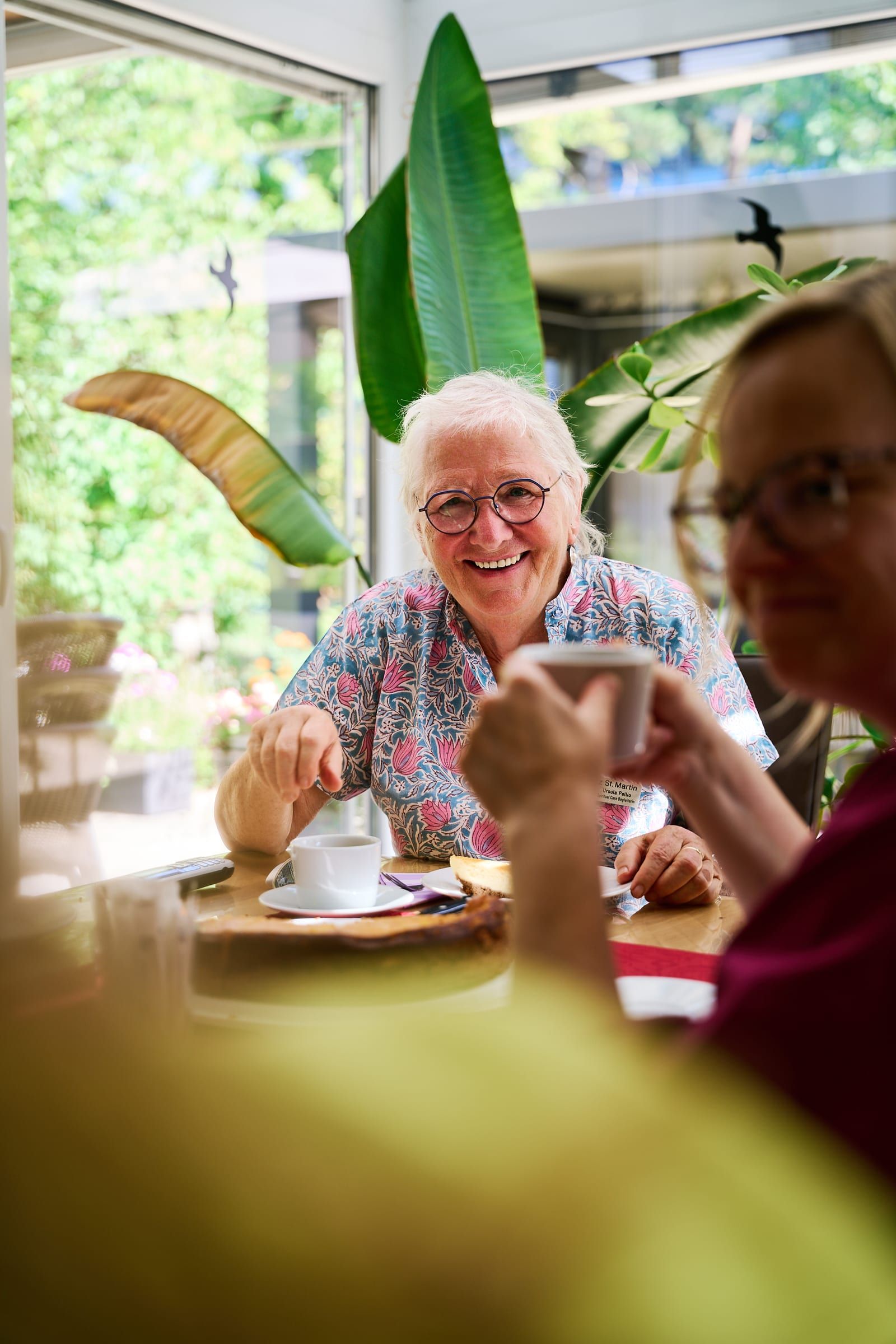 Gespräch beim Erzählcafé im Wintergarten des stationären Hospizes St. Martin