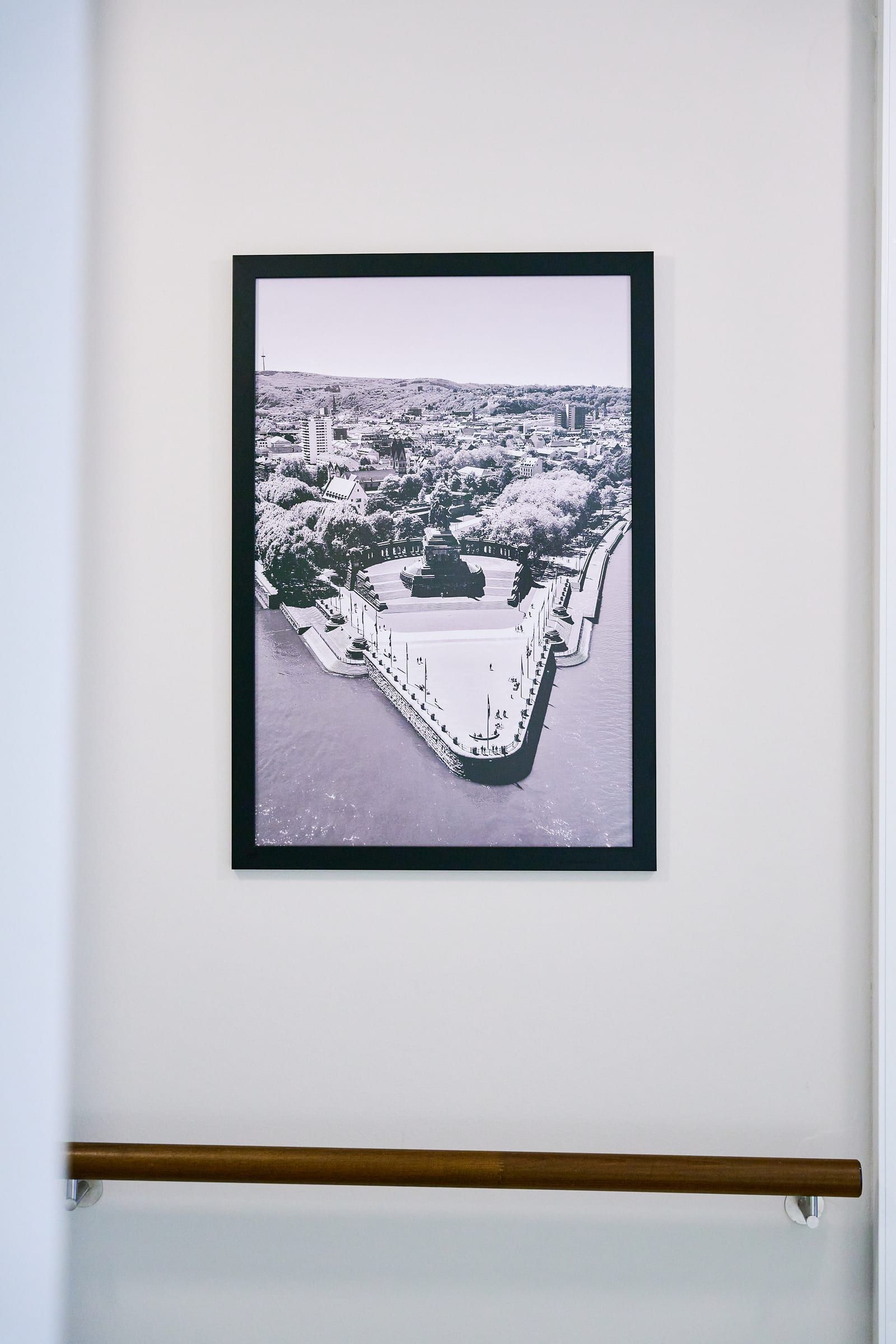 Gerahmte Fotografie des Deutschen Ecks im Flur