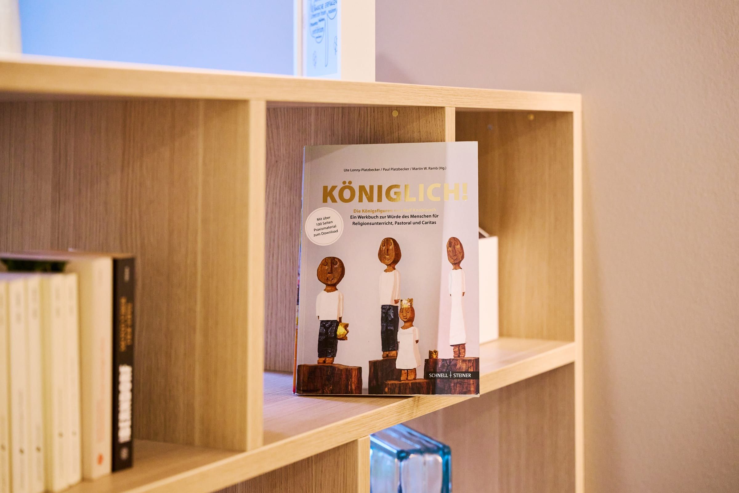 Buch im Regal des Aufenthaltsbereichs