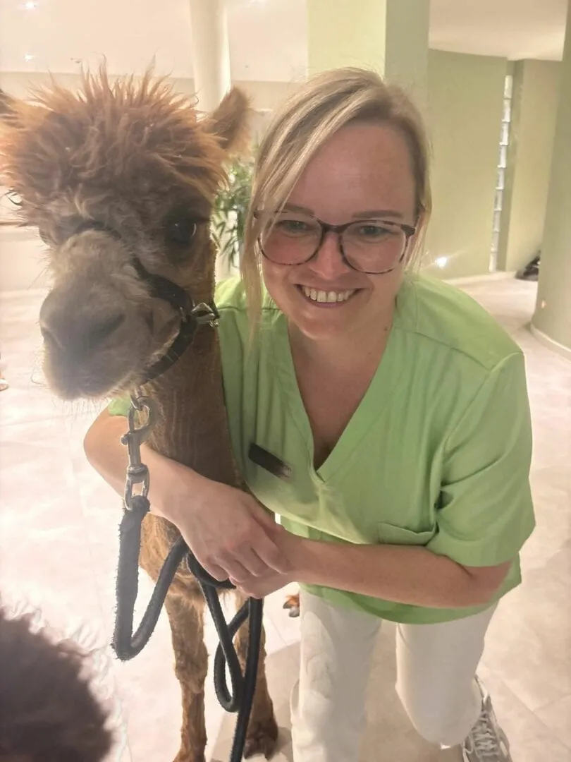 Ein Alpaka mit Martina Brachert vom Hospizteam